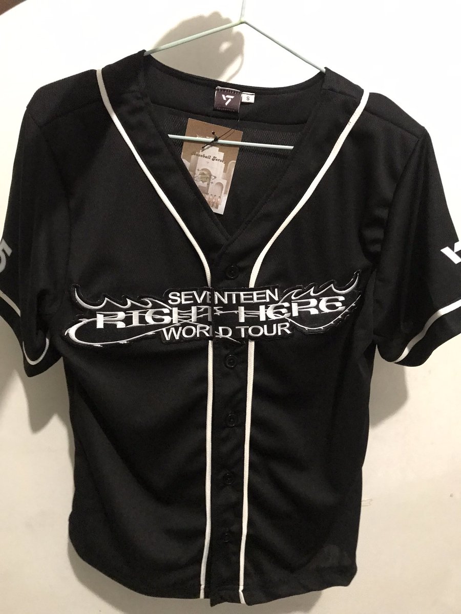 junshujibns's tweet photo. WTS LFB

hello baka may want? 

di na ako makakanood ng con.

take all for 1000 nalang 
if tingi 

hoshi uniform jersey shirt - 800
sneakers - 250
top - 250 

#SEVENTEEN_RIGHT_HERE_IN_BULACANN https://t.co/d6ID5RHhVn