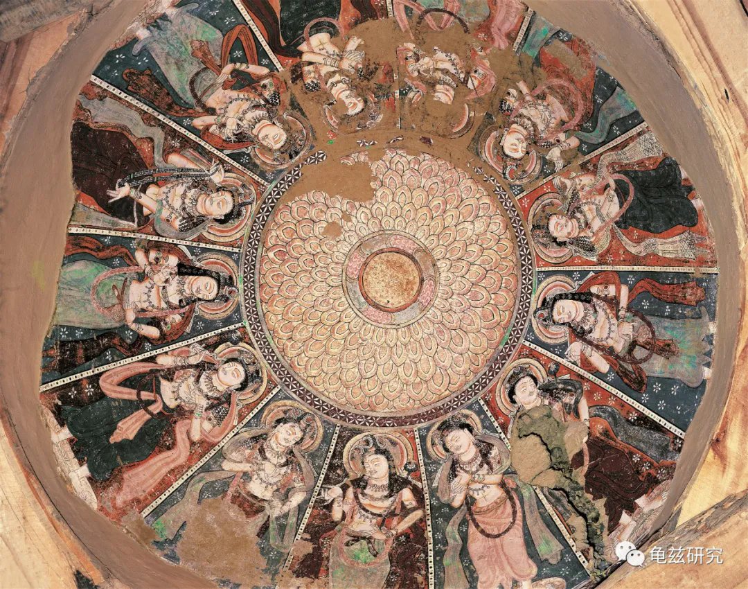 😍😍Nestled in Kucha city, #Xinjiang, the Kumutula Caves are a treasure trove of Buddhist art. Influenced by Tang Dynasty (618-907) styles, the murals and statues blend Gandhara, Qiuci (Kucha), Han Chinese and Uygur aesthetics. Remarkably, some cave inscriptions feature donors' names in Chinese, Uygur and Qiuci scripts, reflecting a rich cultural exchange. #DanceWithMurals #ChineseNation #Chineseway @SceneryofChina @DunhuangAcademy @ExploreXJ @DNeilSchmid