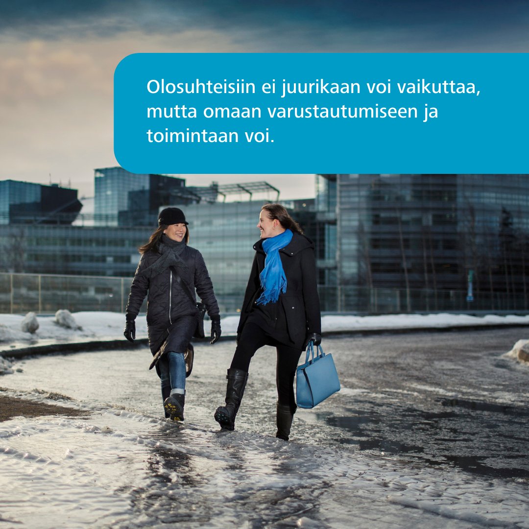 Liikenneturva's tweet image. Joka kolmas suomalainen liukastui viime talvena, kertoo Liikenneturvan kysely. Liukkaisiin voi varautua pitävillä kengillä ja/tai liukuesteillä, keskittymällä kävelyyn ja olemalla kiirehtimättä: liikenneturva.fi/ajankohtaista/… #PysyPystyssä