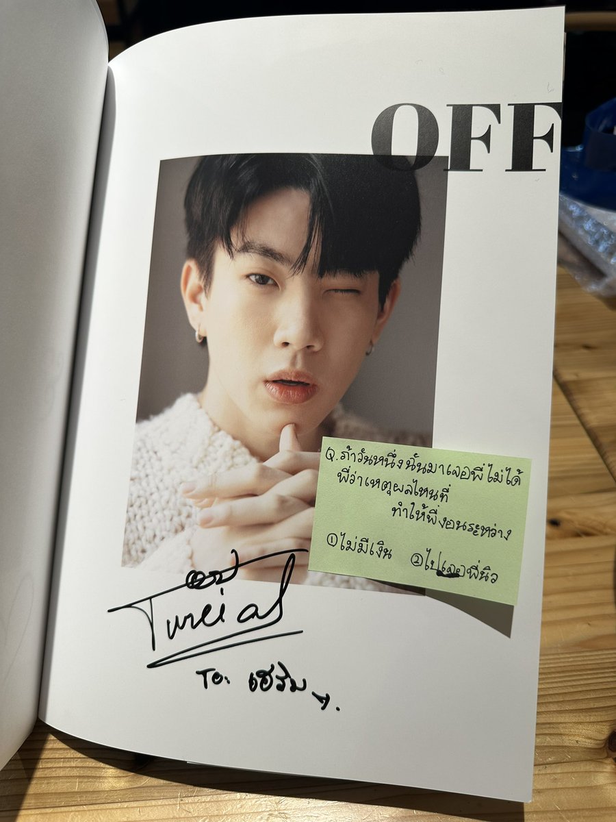 shipping_S2's tweet photo. Q. ถ้าวันหนึ่งฉันมาเจอพี่ไม่ได้พี่ว่าเหต��ผลไหนที่ทำให้พี่งอนระหว่าง (어느날 내가 너를 만날 수 없다면 두가지 이유 중에 뭐가 더 싫어?)

1️⃣ ไม่มีเงิน (돈이 없어서)
2️⃣ ไปเจอพี่นิว (피뉴 보러가서)

📴 : …🙄😠 (Choose 2️⃣)

오프가 바로 째려보더니 2번을 계속 펜으로 툭툭 쳤어요ㅋㅋㅋㅋㅋㅋㅋㅋㅋㅋㅋㅋㅋㅋㅋㅋㅋㅋㅋㅋㅋㅋㅋㅋㅋㅋㅋㅋㅋㅋㅋ

#OffGun_JP_PhotoBook
#OffGun #ออฟกัน #OffJumpol #ออฟจุมพล @off_tumcial