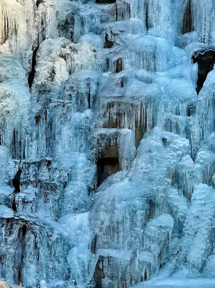 VisitQingdao's tweet image. The Stunning Icefall of Laoshan's Nine Creeks is Now Online! The crystal-clear ice curtains shimmer like a dream, with each scene being the purest artistry of nature.  #qingdao #travle #Icefall