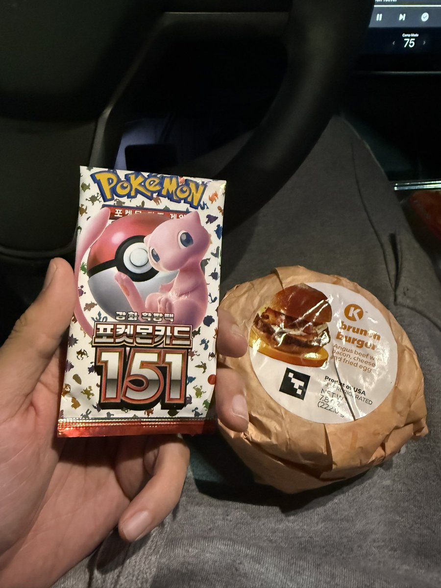 spiderling's tweet photo. what is a mewtwo shaped woman? https://t.co/rZZOeUplPa