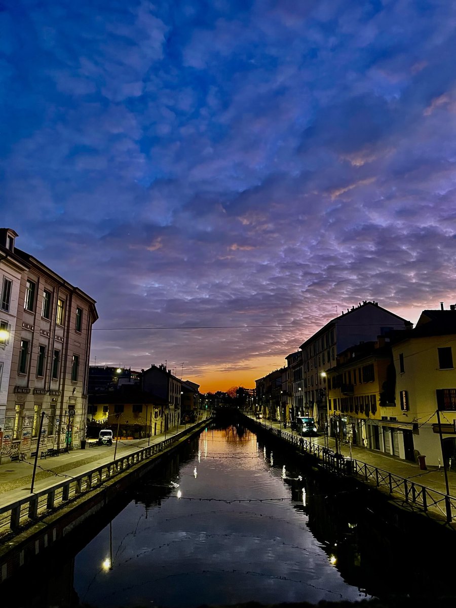 enzomazza's tweet image. #earlyrunning Navigli #Milano