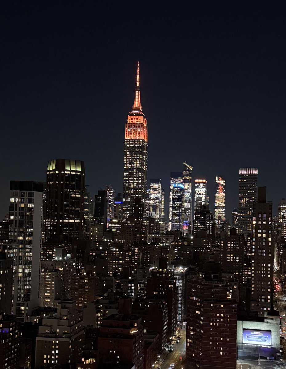 jputhz's tweet photo. @EmpireStateBldg lit in orange

#newyorkcity #empirestatebuilding #nyc https://t.co/mrQIGaE9F0