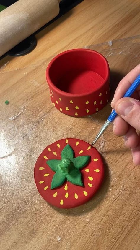 CURIOSIDADE DO MUNDO DA CERÂMICA 🪴

Sabia que existem dois tipos de cerâmica? SIM! A fria e a de alta temperatura. A fria é utilizada para decoração, fazer vasos, imãs objetos, mas não suporta calor então não pode ir ao forno e nem é recomendado para fazer objetos de cozinha.

+