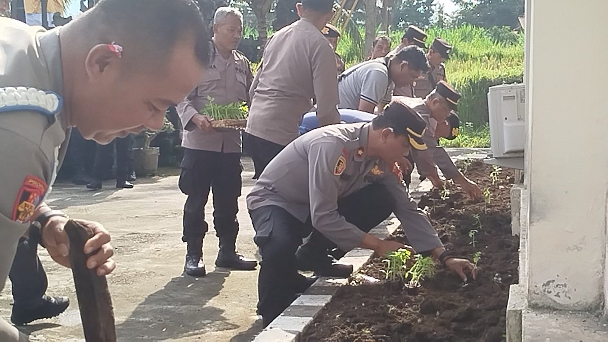 Humaspolsekklk's tweet photo. Dengan kebersamaan mari kita tingkatkan kekompakan menuju Polri yang Dharma dan Presisi. #polri #humas #divisi #kryd #sdmpolri ## https://t.co/heAKFrPDhi