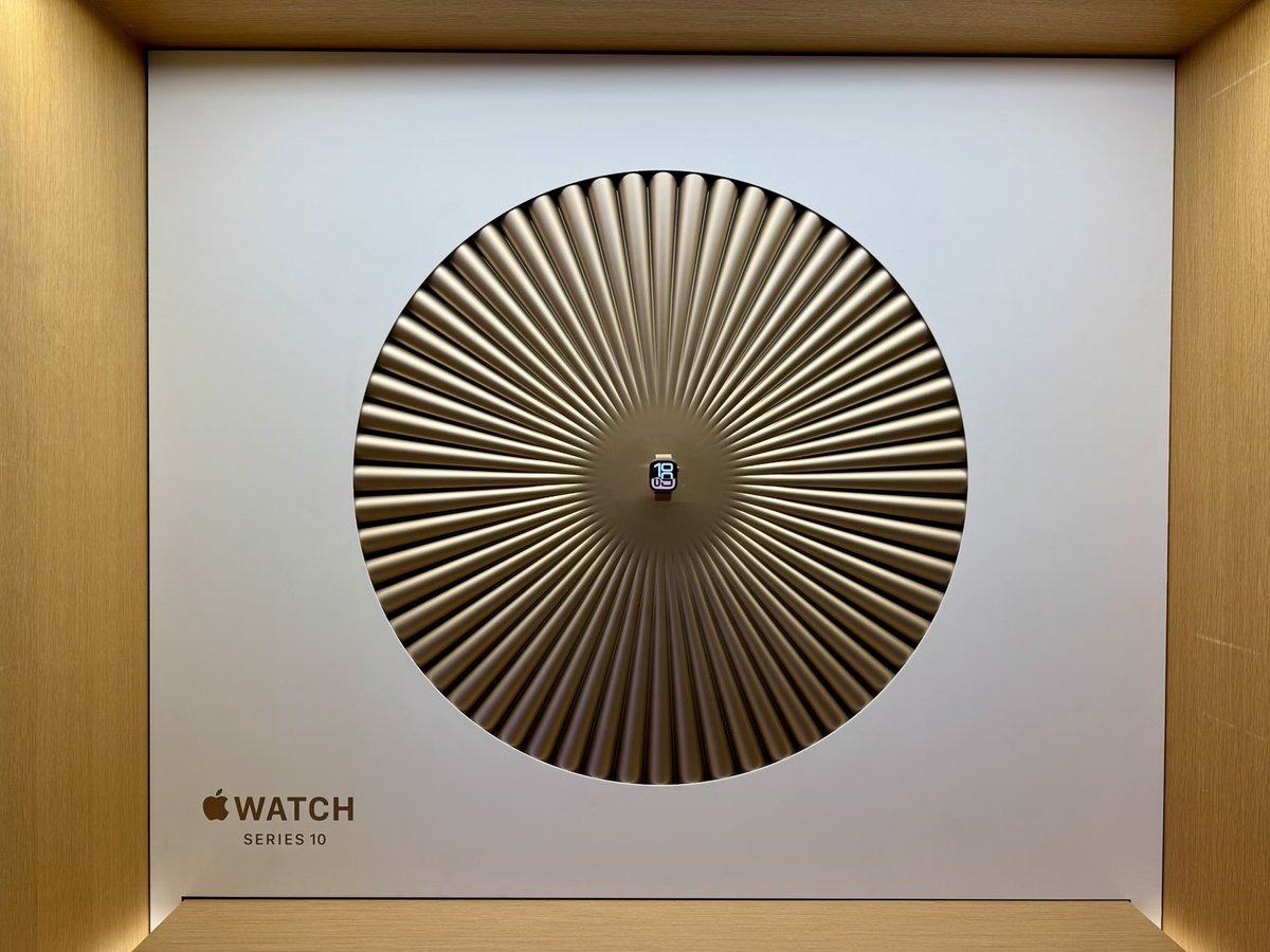 jsanr's tweet photo. Beautiful displays of #AppleWatch and #AirPods are Apple Stores. https://t.co/IT136lasxm