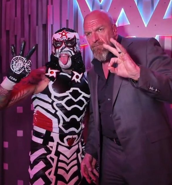 WrestlePurists's tweet photo. Howling

Pop. 

#WWERAW https://t.co/LoYYd8yErO