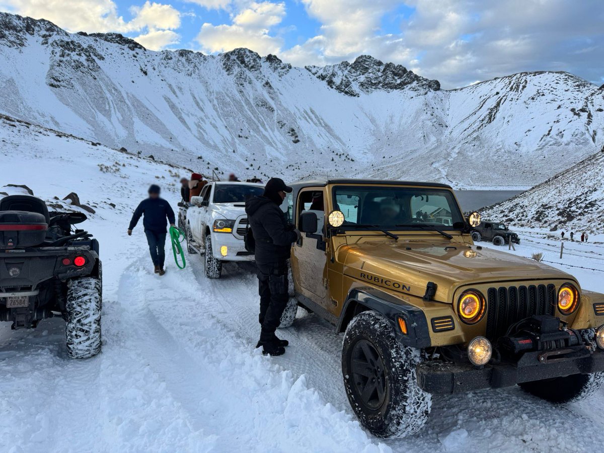 diario24horas's tweet photo. ❄️ ¡Nieve en el #EdoMex! 🏔 Casi 24 mil visitantes tras la segunda NEVADA en zonas altas del Estado de México.

El Nevado de Toluca, la reserva Iztaccíhuatl-Popocatépetl, el Paso de Cortés y volcán Xinantecátl se vistieron de blanco, sin embargo, autoridades acudieron para prevenir a los turistas o, en su caso, restringir el acceso

https://t.co/S0MNUeDZAz

Foto: Policía del Estado de México