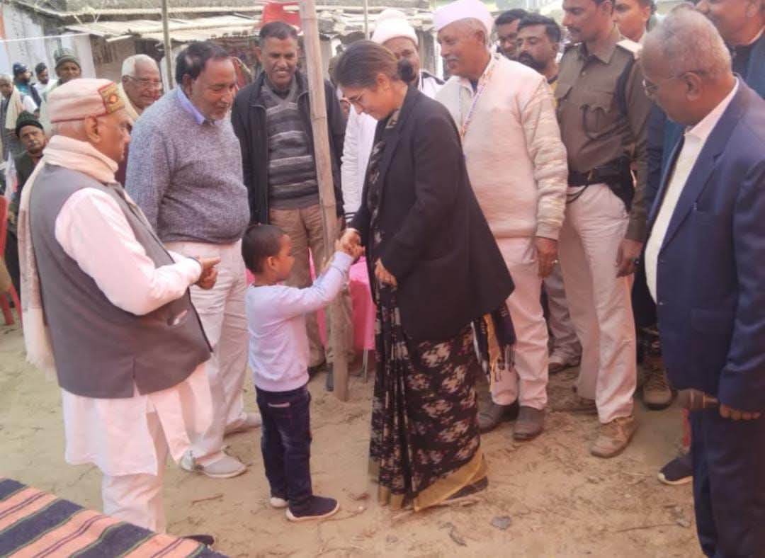 NezamiEr's tweet image. मेरा भतीजा ईजहान बाबू, राज्यसभा सांसद मैडम रंजीत रंजन से हाथ मिला कर इस्तकबाल करते हुए,
ये खूब सूरत पल याद रखने लायक है।
@Ranjeet4India @RahulGandhi
@WithRG @IYC
@pappuyadavjapl
#WithRG #WithINC  #CongressParty #trandingpost  #er_kamran_nezami #politics #Congress