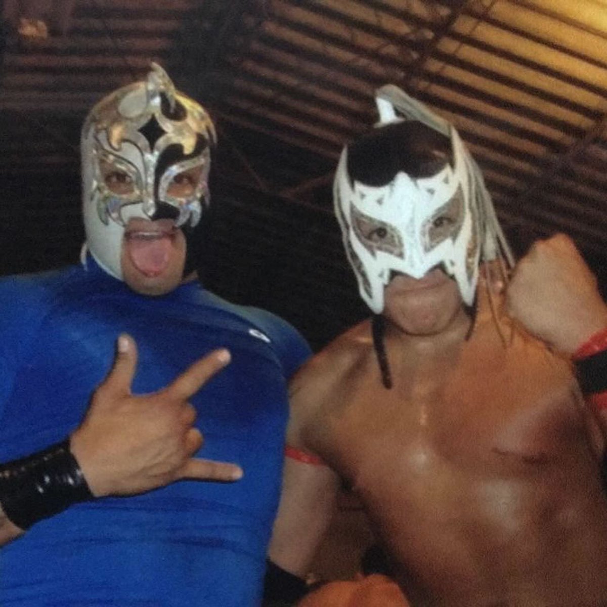 ReyFenixMx's tweet photo. Felicidades carnal ❤️

Sin dudarlo MI LUCHADOR FAVORITO!
Te mereces todo lo mejor por todo lo que has trabajado, el LUCHADOR #1. 
Soy muy orgulloso de ser tu hermano y ver como has logrado todos tus sueños, TE AMO ❤️ y 👌🏻MIEDO. https://t.co/SvHVhEz72L