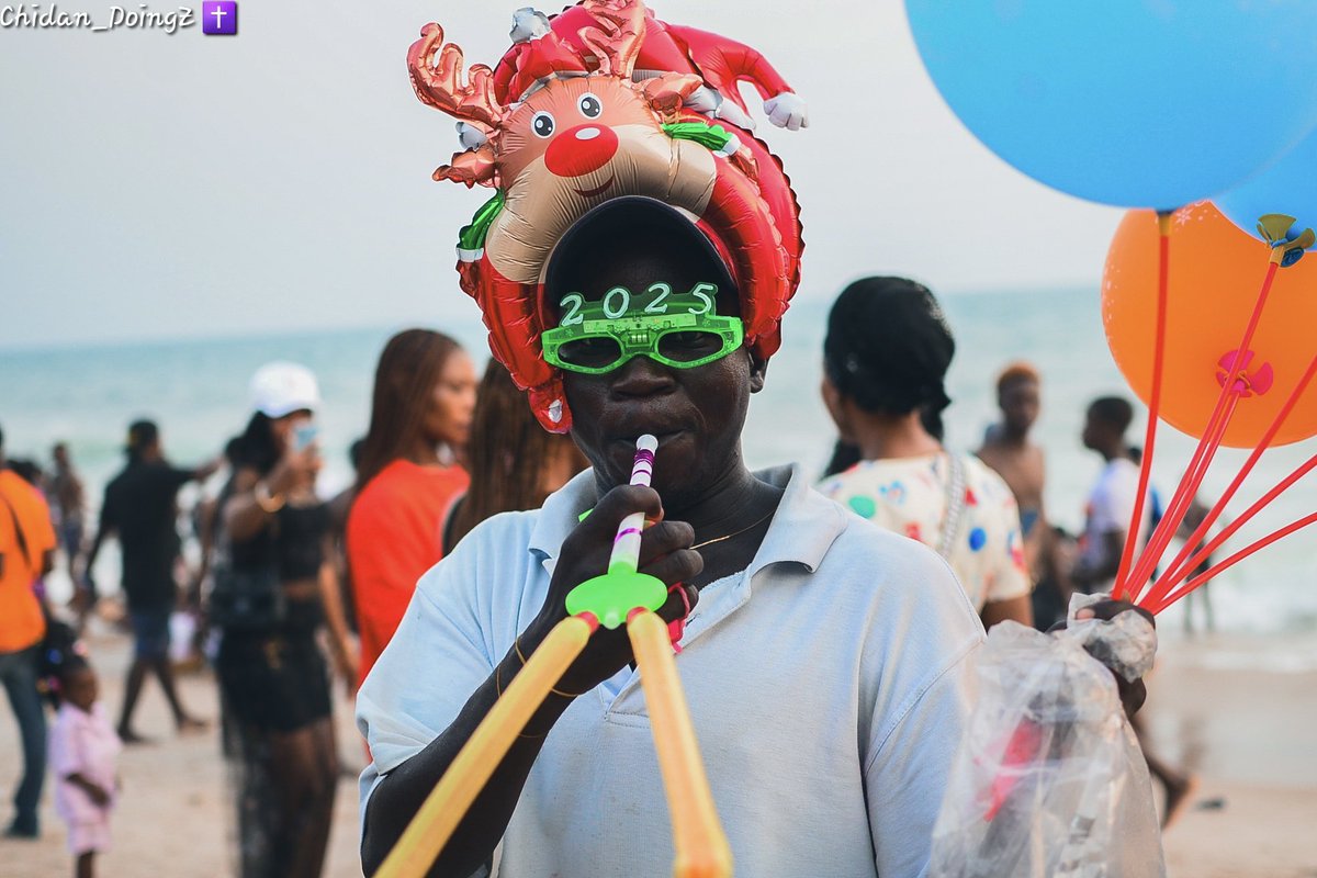 chidan_doingz's tweet photo. Embracing the beauty of the beach and the fresh start of a new year. Cheers to new beginnings

Photograph by me @doingz_shot_it 

#chidanshotit #beach #happynewyear #2025 #donjazzy #musfatundeednut #photography #beachlife https://t.co/XAibqIkw0b