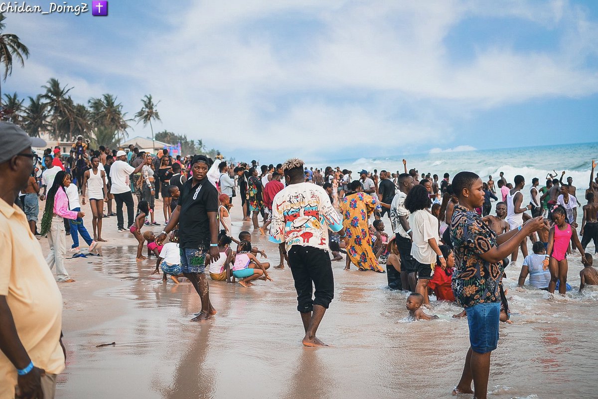 chidan_doingz's tweet photo. Embracing the beauty of the beach and the fresh start of a new year. Cheers to new beginnings

Photograph by me @doingz_shot_it 

#chidanshotit #beach #happynewyear #2025 #donjazzy #musfatundeednut #photography #beachlife https://t.co/XAibqIkw0b