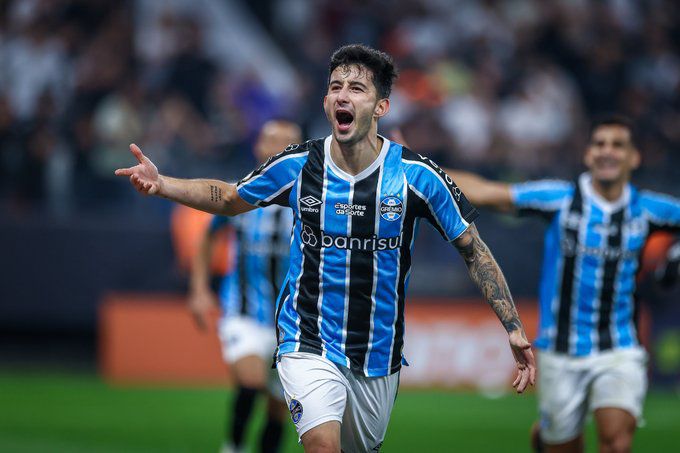 FMouraReporter's tweet photo. 🚨 Agora! 

#Gremio, recebeu proposta oficial do #Palmeiras pelo volante villasanti. Informação que chegou é: 8 milhões de euros mais o jogador Eduard Atuesta, volante colombiano da equipe alviverde.

Irei transformar o perfil em um informativo de Grêmio, acabaram as brincadeiras https://t.co/ct5VOZaZ1f