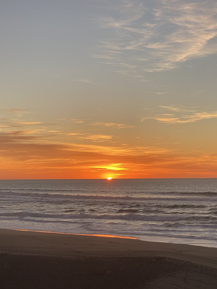 WestMarinFeed's tweet photo. Gorgeous sunset colors in Point Reyes tonight just as the first full moon of 2025 (The Wolf Moon) came up over Tomales Bay in Inverness. https://t.co/XNCuQiswRz