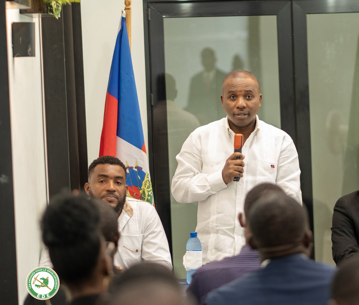 claudejoseph03's tweet photo. Un grand plaisir d’échanger avec les leaders et cadres de Pétion-Ville pour solidifier l’ancrage du parti et œuvrer ensemble pour le bien-être de la commune. L’unité fait la force ! #PétionVille #EngagementLocal #LeadershipLocal https://t.co/mV7Y3U94Tc