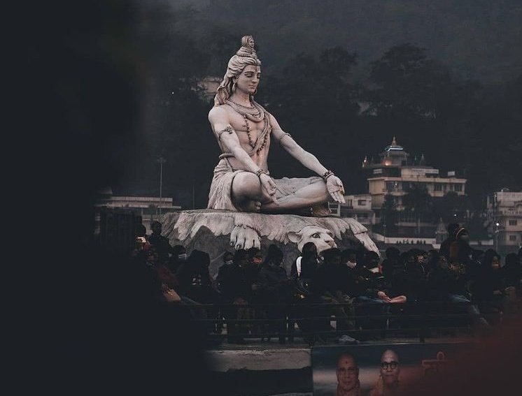 धोखा देना तो इंसान की फितरत में है,
साथ तो हमेशा मेरा मेरे महादेव देते हैं।
हर_हर_महादेव। 
ॐ_नमः_शिवाय। 🌿🙏🏻