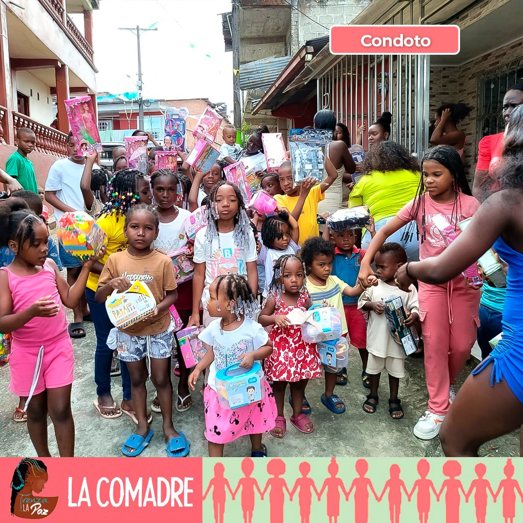 _LaComadre_'s tweet photo. Las niñas y los niños de Condoto, Chocó, recibieron regalos por parte de generosas personas que atendieron el llamado de La Comadre para recolectar juguetes. Esta sonrisa es el resultado del esfuerzo y el trabajo que realizamos por ellos. ¡Muchas gracias!🫂
#comadresporlapaz💜✨ https://t.co/56qKdpsyHF