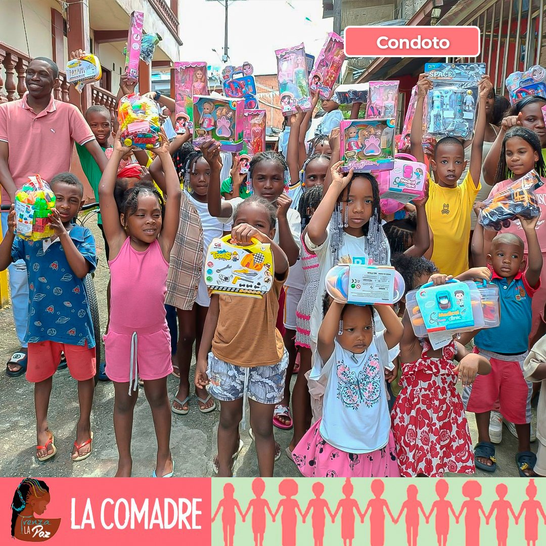 _LaComadre_'s tweet photo. Las niñas y los niños de Condoto, Chocó, recibieron regalos por parte de generosas personas que atendieron el llamado de La Comadre para recolectar juguetes. Esta sonrisa es el resultado del esfuerzo y el trabajo que realizamos por ellos. ¡Muchas gracias!🫂
#comadresporlapaz💜✨ https://t.co/56qKdpsyHF
