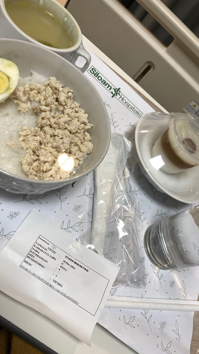 rearreza's tweet photo. @aylaffyu_ “Check-in” di Siloam kurang lebih 5 hari, dapet VIP room, makanan lumayan enak, snack jam 9 &amp; 3 sore dan “drugs” yang harga jutaan, semua itu di dapatkan dengan GRATIS, cuma bawa diri aja, sama sebutin nomor asuransi, CLEAR! AKULAH SI PENIKMAT BENEFIT ASURANSI https://t.co/let6POuK0v