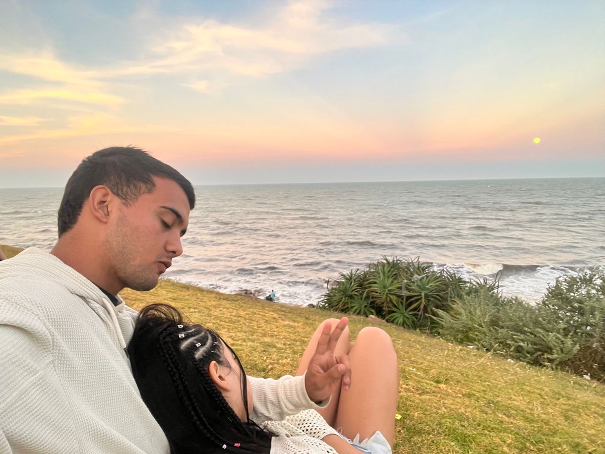 la playa y mi mujer. nada mas💗