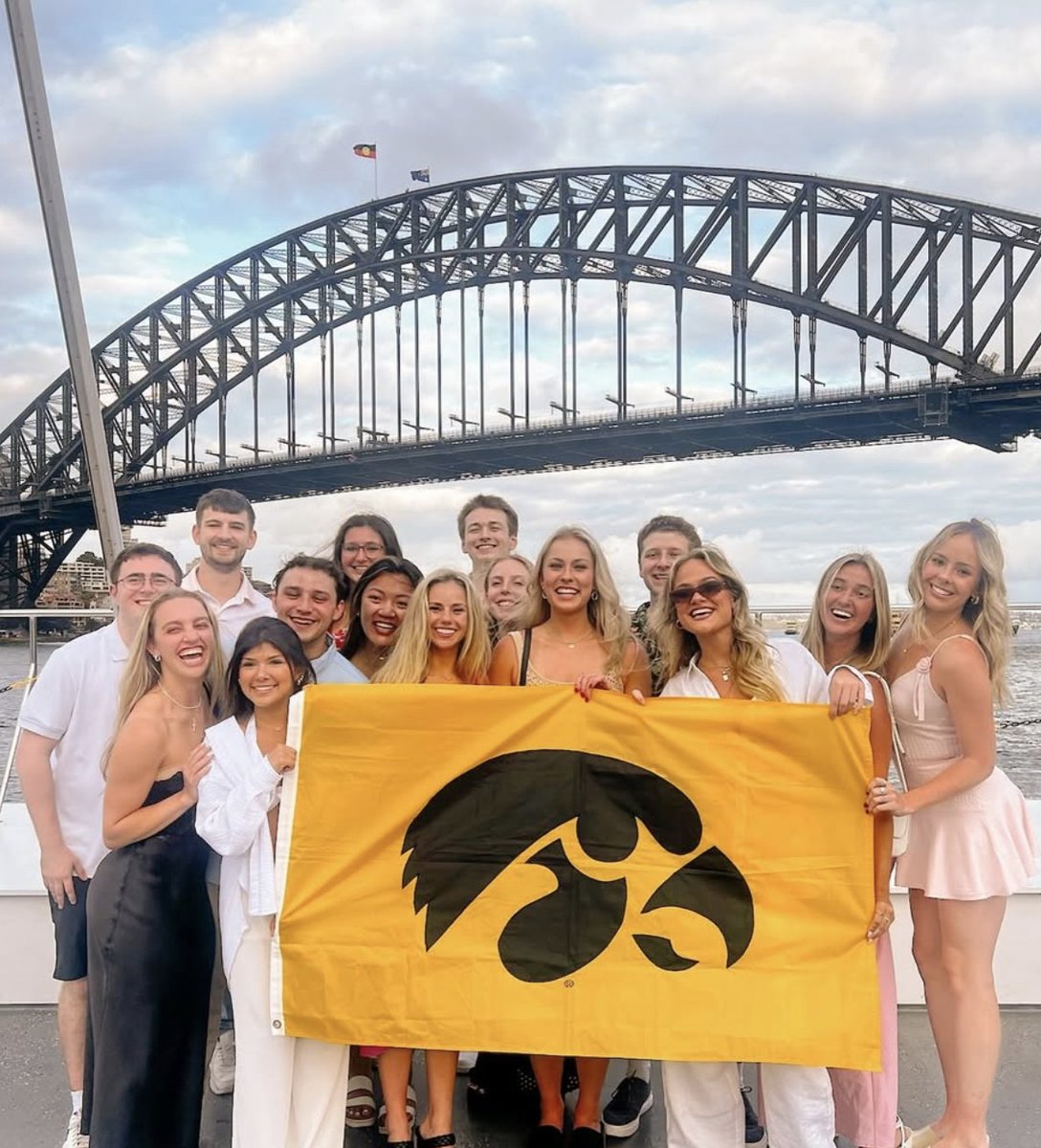 uiowa's tweet photo. Hawkeye pride from Sydney 👋 https://t.co/x0v4vyUFog