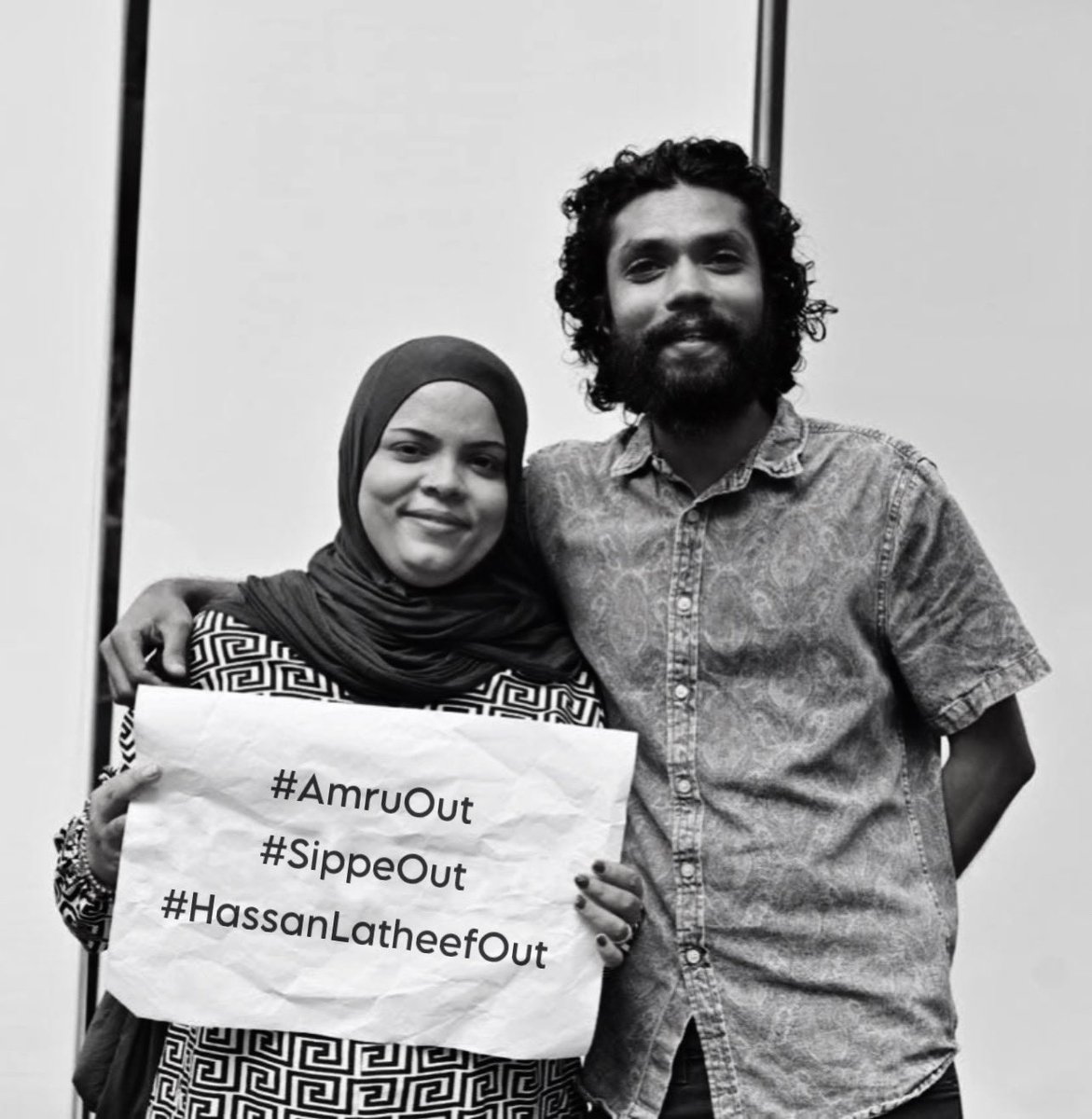 🚨‼️ބުރޭކިންގ

އެމްޑީޕީގެ އެކްޓިވިސްޓު <a href="/charly_thuthu/">Hussain Shafiu</a> ވެސް ޑިމޮކްރެޓްސްގެ <a href="/HassanLatheef/">Hassan Latheef</a> ވެބްކެމް @MohamedShifaz_ މެން <a href="/MDPSecretariat/">MDP Secretariat</a> އަށް ގުޅުމާއި އެކުގައި ހިތްހަމަ ނުޖެހިގެން އުޅޭކަމުގައި އެމްޑީޕީގެ އިސްވެރިޔަކު ދެންމެގައި ބުނެފި. އެގޮތުން ޗާލީ ތުއްތު <a href="/PNFront/">People's National Front</a> އަށް ބަދަލުވާން