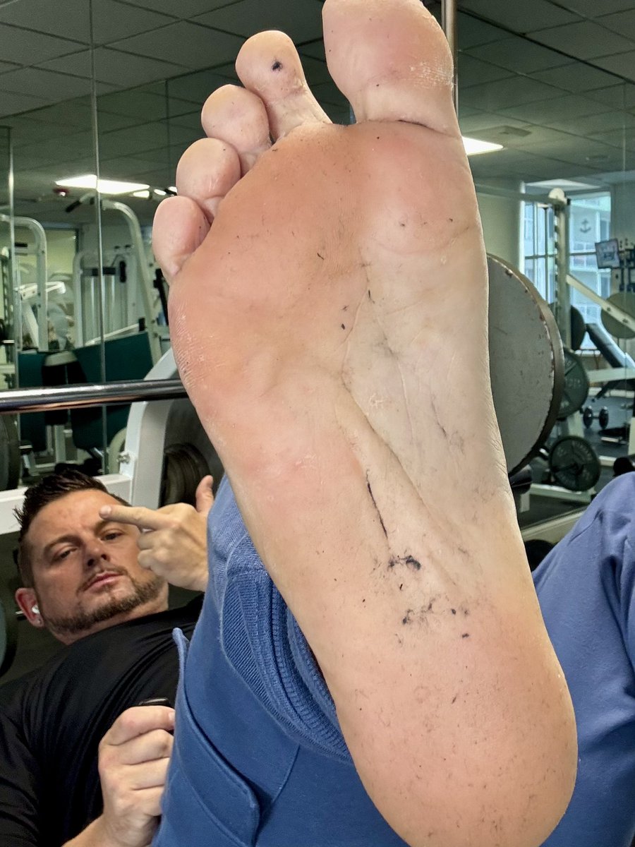 philsouthward3's tweet photo. Feet fucks figure it out ! Lick the lint from my toes 🤙💪🤙 https://t.co/dNRfUoaRXs