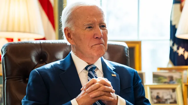 MarioNawfal's tweet photo. 🚨🇺🇸 BIDEN OFFERS FIRE VICTIMS $770 AS LA BURNS: "TENS OF BILLIONS" NEEDED

The federal government pledged to cover 100% of wildfire response costs for six months, with FEMA already distributing $5.1 million to 33,000 registrants. 

Each affected resident gets a one-time payment that barely covers a week's rent in LA.

Meanwhile, 1,800 National Guard troops hit the ground as officials warn of 70mph winds ahead. 

FEMA's chief insists local leaders weren't unprepared - Mother Nature just had other plans.

Source: NewsNation