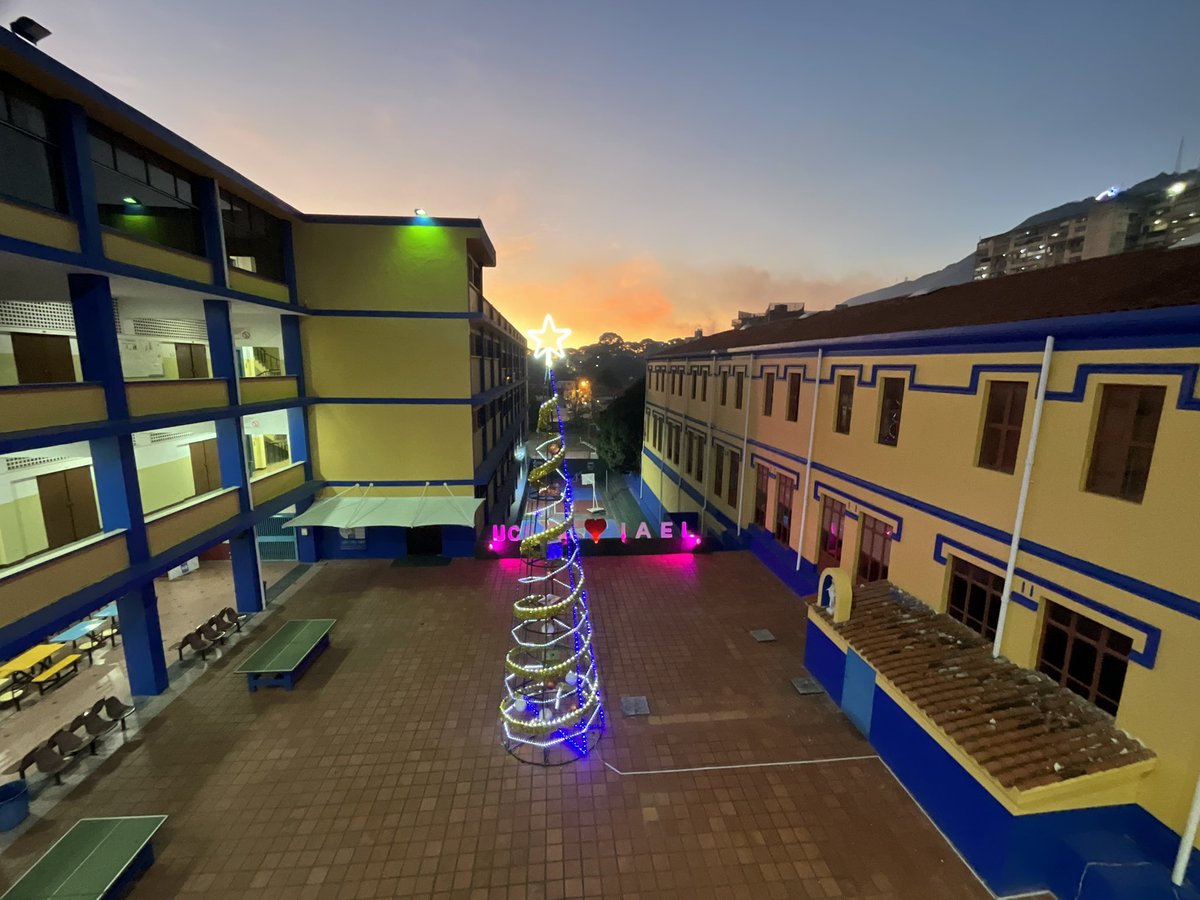ucsardigital's tweet photo. Disfrutamos los atardeceres que nos regala Dios en este comienzo de año y nos inspiran y nos comprometen con una educación de calidad para nuestros estudiantes. 
.
Inscripciones Abiertas 
.
¡Te esperamos! https://t.co/NUAC2au4vJ