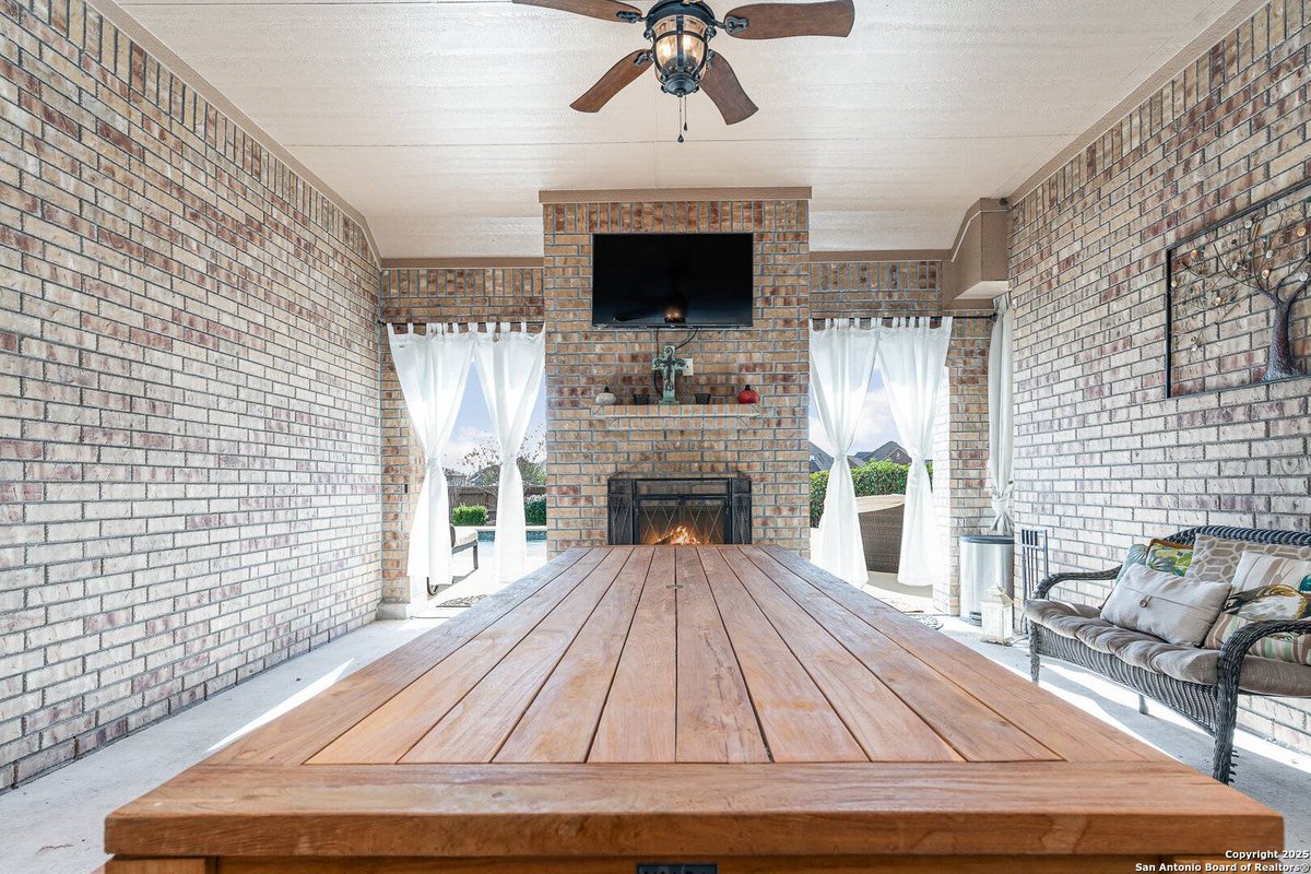 KerryDAlexander's tweet photo. 6809 LAURA BLF, Schertz, TX 78154-6246 just hit the market!
Take a look at this awesome space: https://t.co/N6s5mpRYCB https://t.co/TzYgIsTLYP