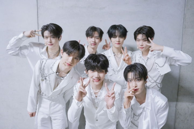 tang__kira's tweet photo. Terjadi konflik mengenai masalah aktivitas dalam grup debut Close Your Eyes, grup jebolan survival show 'Project 7', antara Uncore dengan PocketDol.

J-Min (BAE173) memiliki aktivitas bersama BAE173, seperti perilisan album dan tur.

Lalu, Uncore memblokir kontak Pocketdol dengan J-min dan Sakurada Kenshin, serta tidak memberikan informasi lokasi asrama mereka. 

Sebagi wali Sakurada Kenshin di Korea, PocketDol melaporkan Uncore ke polisi karena kehilangan kontak dengan trainee mereka.