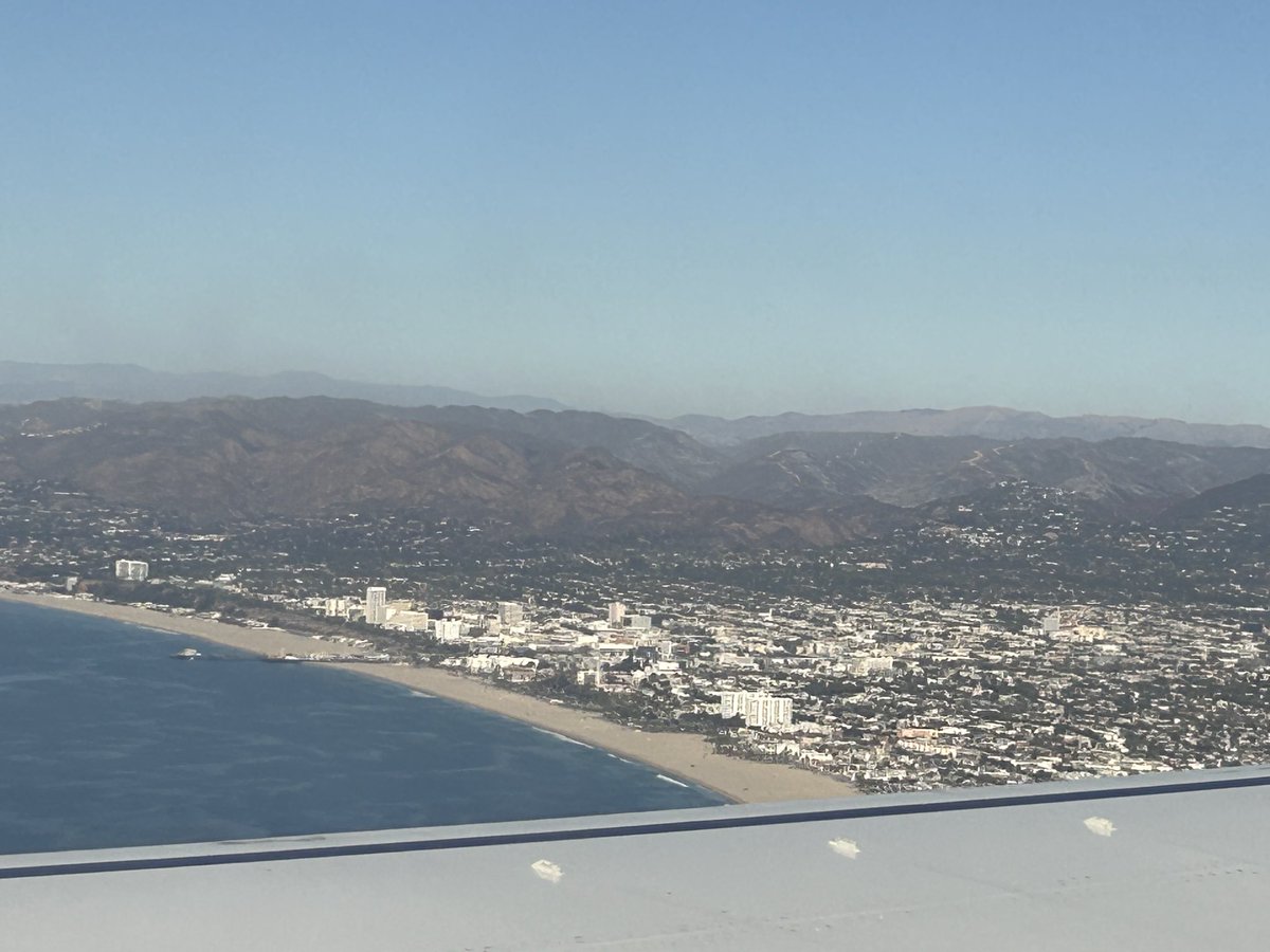 Course contre la montre pour stabiliser le #PalisadesFire avant le retour du vent. Actuellement le feu ne progresse plus.  
1/ Mardi 7 janvier. 11h: atterrissage à Burbank. 2/ Lundi 13 janvier. 11h: décollage de LAX