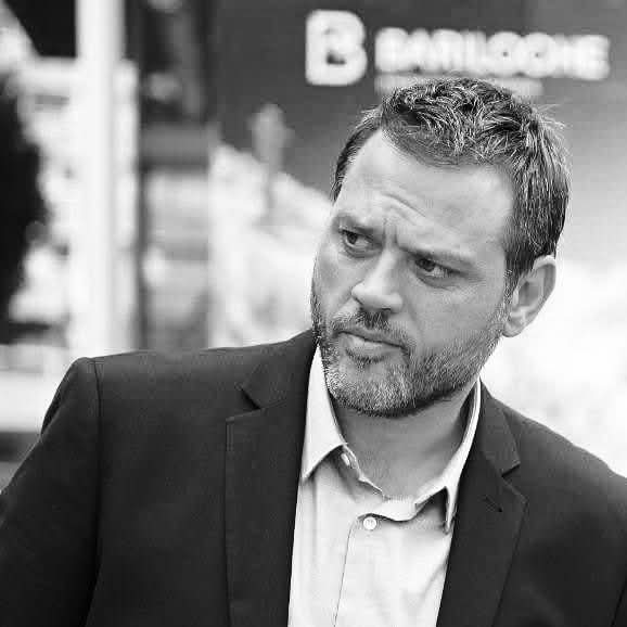 Siempre con una sonrisa, con amabilidad y compromiso.
Gracias a mí trabajo pude conocer a una enorme persona. Y sé que era de buena madera.
La peleó hasta el final, no tenía que terminar así pero seguro será lo que estaba escrito.
Sólo te deseo buen viaje mostro!