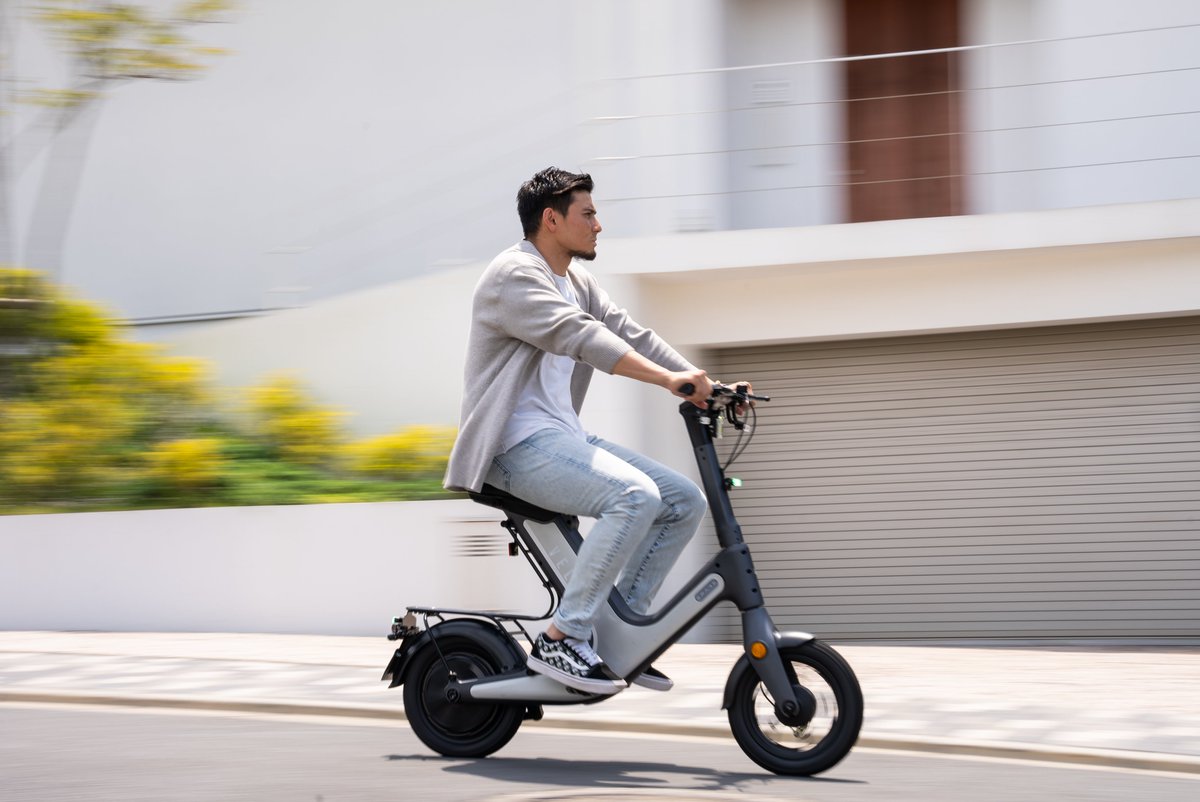 VELMO_mobility's tweet photo. 風を感じながら、安心・安全なライドを楽しもう！

今日は気分でヘルメットをプラスしてみた日。努力義務だけど、安全もおしゃれも両立できるかも？😉

＊＊＊＊＊

▲VELOMO 公式ホームページ

https://t.co/ORVk8qzvWL

#VELMO #SPARK
#特定小型原動機付自転車 #ebike
#特例特定小型原動機付自転車 #モビット
#努力義務 #ヘルメット