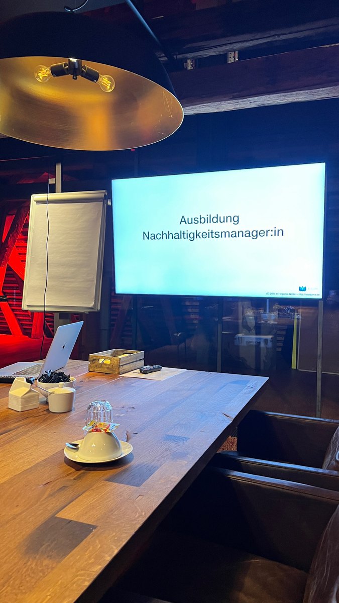 TheoPrinz's tweet photo. Erkenntnis meines Coachees aus dem 2-Tages-Coaching letzte Woche: Das KnowHow im Umfeld der Nachhaltigkeit ändert sich so schnell, dass regelmäßige Weiterbildung und regelmäßiger Austausch unabdingbar sind. Daher hat er direkt einen neuen Termin in 12 Monaten gebucht! 👍😊 https://t.co/PTEatCnE2w