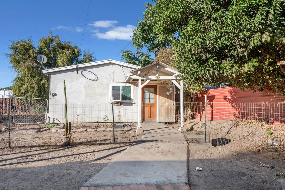 FrankParra18's tweet photo. 📷 BACK ON MARKET3862 Riverside Drive Chino is back on the market.  This home has a welcoming open floor plan which includes 4 bed, 2 ba. Remodeled bathroom &amp; kitchen with granite counter tops. Guest room is perfect for future ADU.  Asking $850k  Call Jacob 626.549.5271 https://t.co/smXvuNLTVE