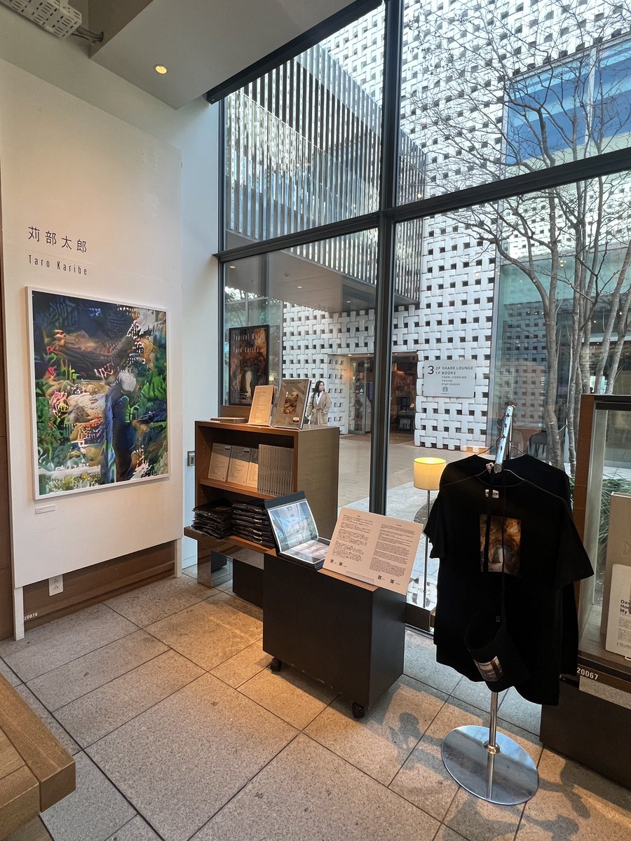 代官山 蔦屋書店さんでの新刊記念フェアが始まりました。1月31日まで2号館1Fアートフロアにて。作品集とグッズ、プリントをご用意しています。会期中は出たり入ったりしています。いらっしゃる際はお気軽にお知らせください！お話ししましょう。