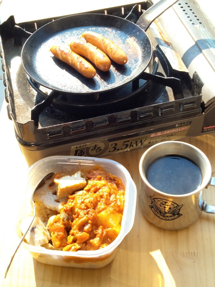 Hotty7581's tweet photo. 職場南側の暖かさに負けた・・・
本日、昼食は #アウトドア で。
イオンのギョニソは塩味足りない感じが好みだけど、このソーセージは塩っ辛い・・・ 

#deBUYER https://t.co/Jm7M2h5Bd5