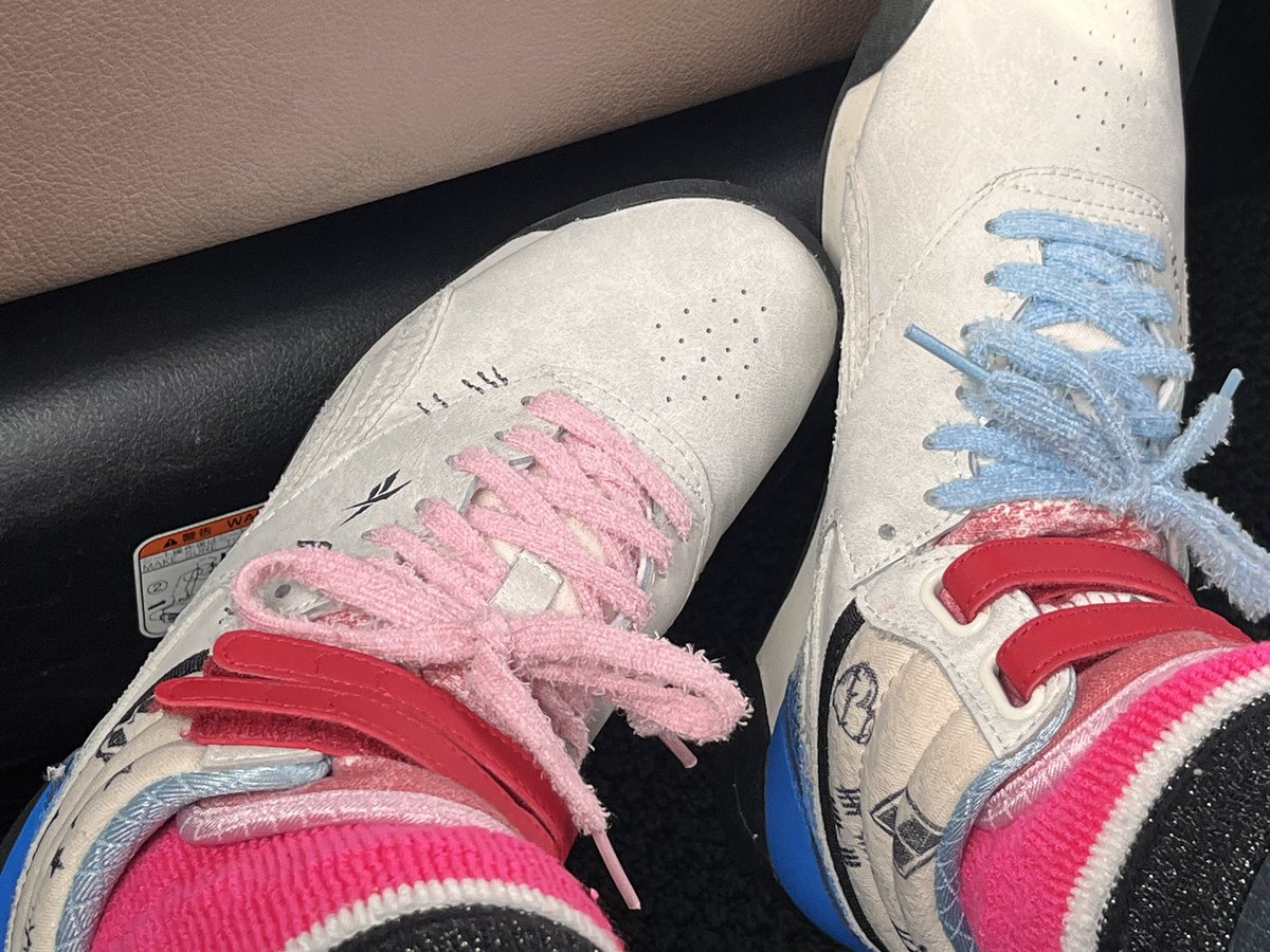「DC俳優にくるってた友達と会うからReebokのDCモデルをクロークの奥から引っ」|阿仁谷ユイジ🍙単行本6/10のイラスト