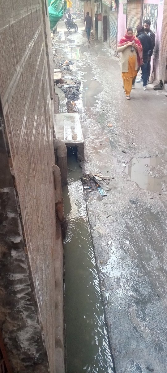 princes220819's tweet photo. Do something permanent solution... Jab complaint hoti hai tbhi safai hoti hai... Kitni dikat hoti hai public ko aur school Jane Wale bacho ko.. @CeoNoida @CMOfficeUP @CP_Noida @noida_authority https://t.co/HWX2yaMaac