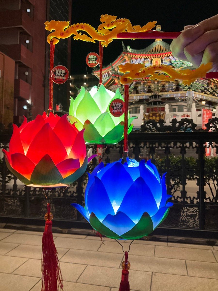 y_chinatown's tweet photo. 前回の投稿で大きくバズった『光る手持ちランタン』がいよいよ15日(水)から取り扱い店舗にて販売されます！

価格は1,650円。色は全６色。どの色も夜の中華街に映えます！とても人気が出そうなので、お目当ての色がある人は早めにお買い求めください。

販売店舗はこちら↓
https://t.co/piPGW9O6JQ https://t.co/DL4KFb5Fxl