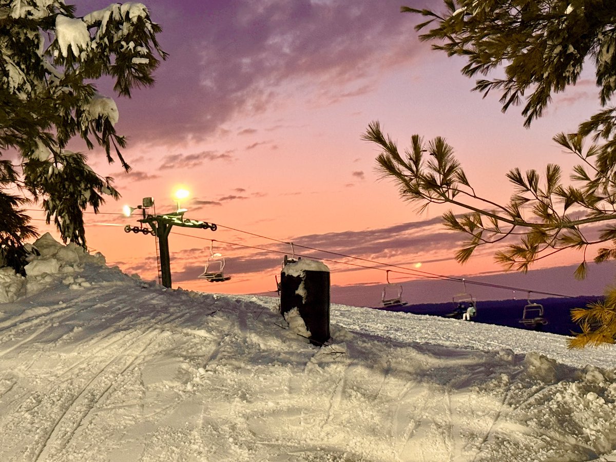 bmbwavsp's tweet photo. Brandywine sunsets are legit. 🔥❤️🌅 #sunset #sunsetphotography #ski #skiresort #snowboarding #snowboard @BMBW https://t.co/z7hCKLXo9F