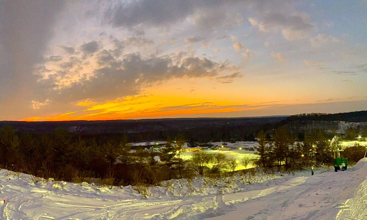 bmbwavsp's tweet photo. Brandywine sunsets are legit. 🔥❤️🌅 #sunset #sunsetphotography #ski #skiresort #snowboarding #snowboard @BMBW https://t.co/z7hCKLXo9F