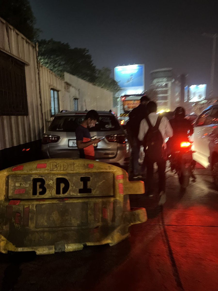 FilmyTapan's tweet photo. Please note the suffering and risk a common-man takes daily due to this management near Akurli metro station. No lights. Iron rods and wires from Godrej township. No footpath. Walking through high traffic @PiyushGoyal @Dev_Fadnavis @PMOIndia @mybmc #Mumbai #kandivali #akurli https://t.co/IWaXCYwmZN