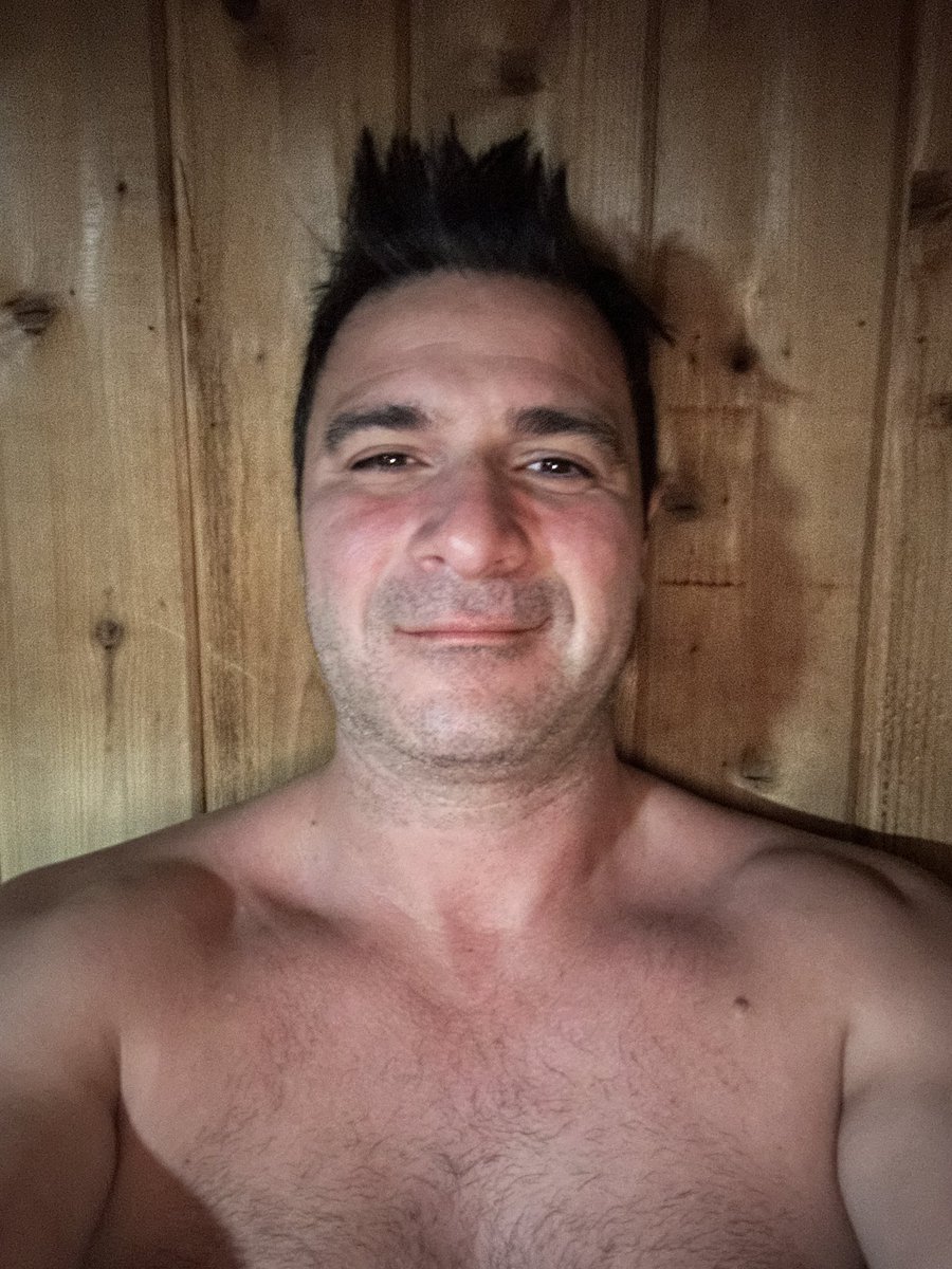 AtfiAnas's tweet image. Recovery is key to performance.
I used to chase “work/life balance,” but as a dad of 3, I’ve learned it doesn’t exist. There’s only LIFE.

The key? Be 100% present and live vividly. #LivingLifeVividly #BePresent