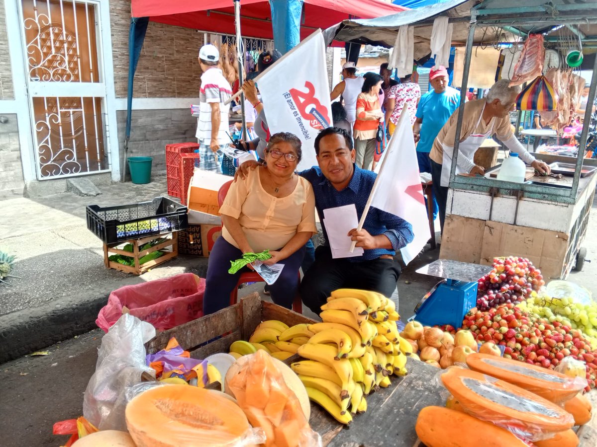 JimmyJoseCoron3's tweet photo. Seguimos recorriendo los mercados sur de Guayaquil, Cristo del consuelo, vamos a hacer historia con nuestro pueblo Jimmy Coronel. #Elcandidatodelpueblo @ivansaquicela @MALUISACOELLOR @gustavolarrea_ @DemocraciaSi_Gu #Lista20❤️ https://t.co/fYm8LstjBp