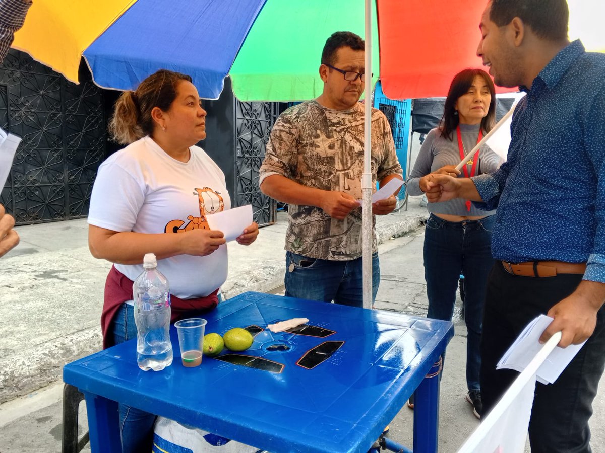JimmyJoseCoron3's tweet photo. Seguimos recorriendo los mercados sur de Guayaquil, Cristo del consuelo, vamos a hacer historia con nuestro pueblo Jimmy Coronel. #Elcandidatodelpueblo @ivansaquicela @MALUISACOELLOR @gustavolarrea_ @DemocraciaSi_Gu #Lista20❤️ https://t.co/fYm8LstjBp