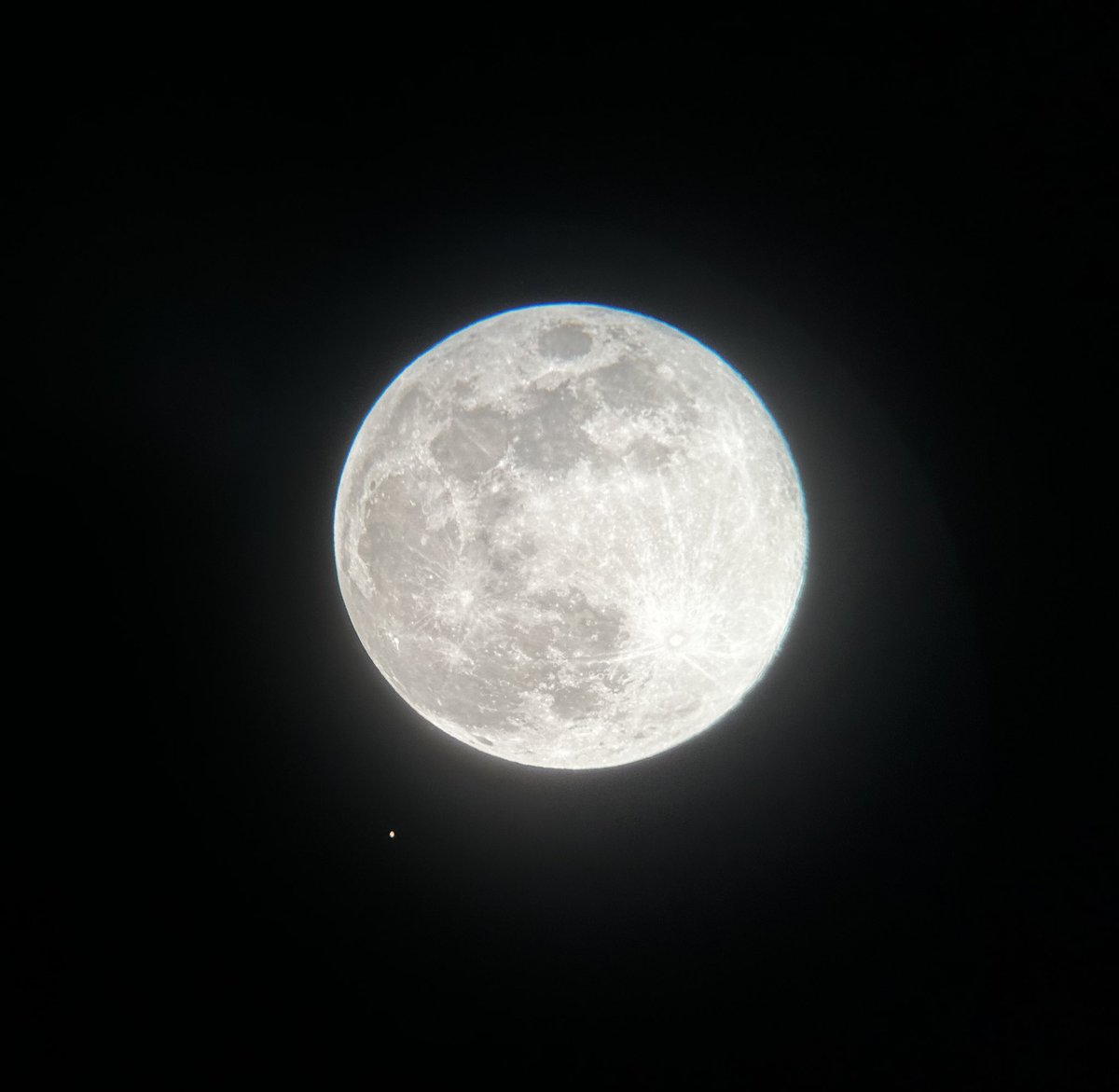 astro_amanda's tweet photo. The Moon &amp; Mars tonight from Kansas 🩷🔭 https://t.co/cHAOR3bNlZ