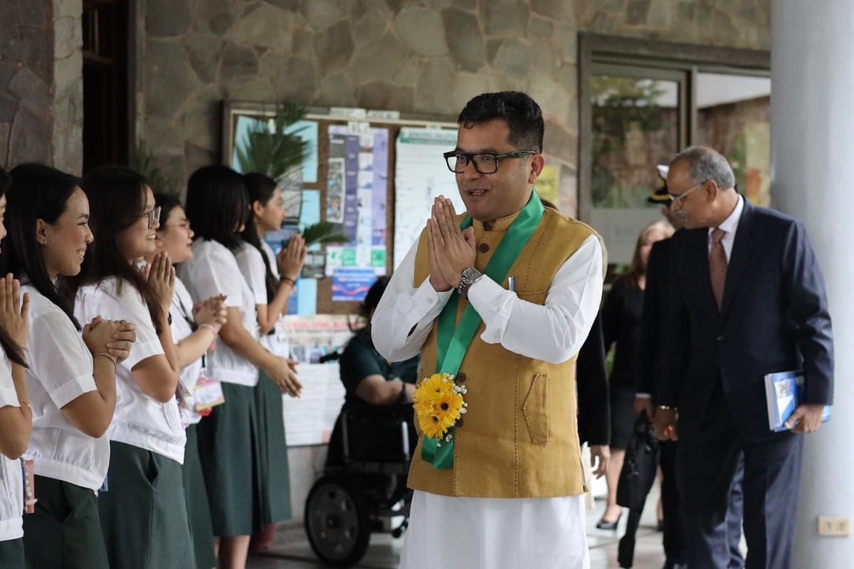 PmargheritaBJP's tweet photo. Commenced my official visit to the Philippines with floral tributes to Mahatma Gandhi @MiriamCollege in Manila. 

Pleased to interact with Mrs. Laura Quiambao-del Rosario, President of the college.

⁦@MEAIndia⁩ https://t.co/6uemU1WCa0
